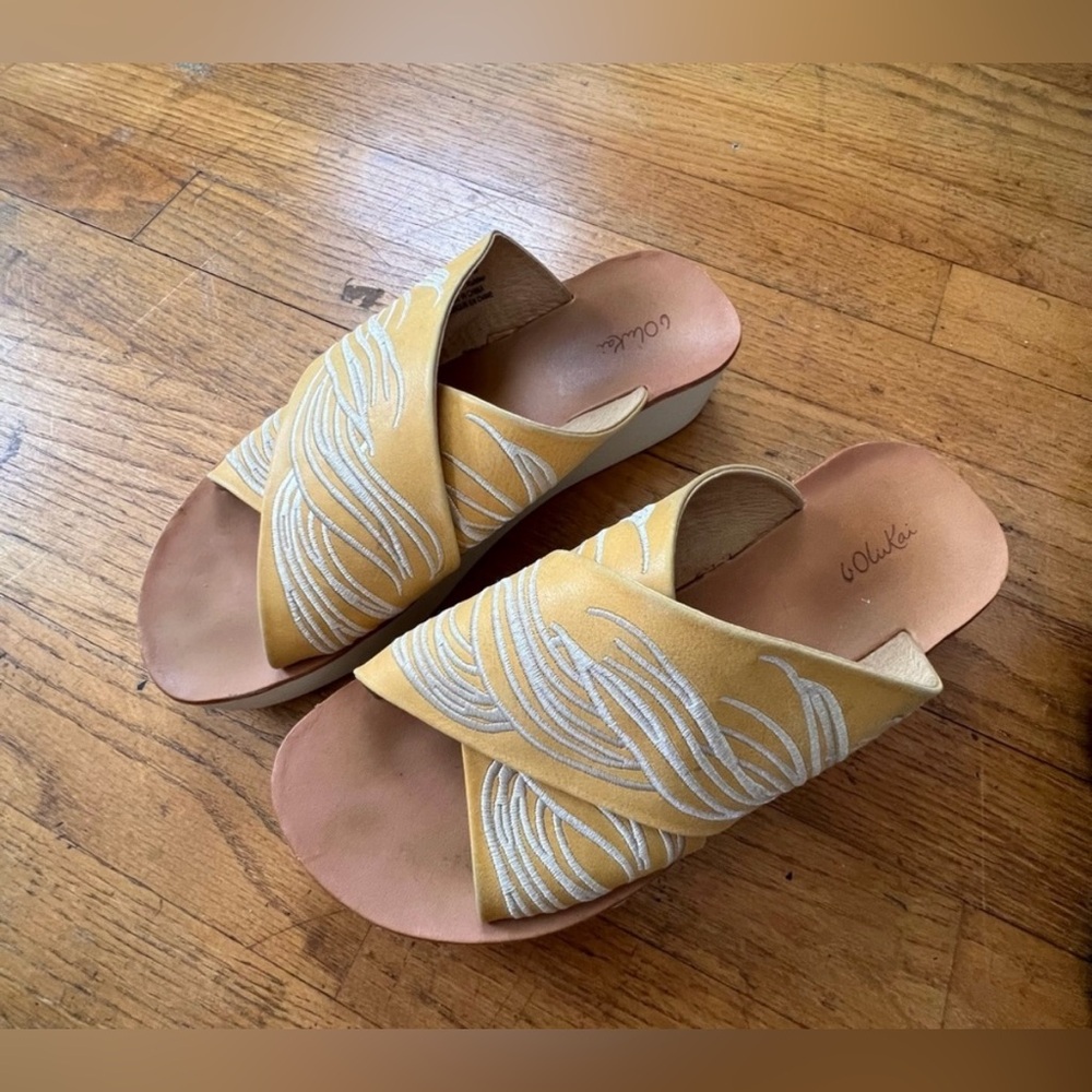 Size 8 used olukai sandal
